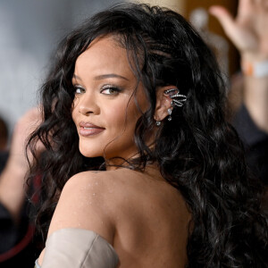 Rihanna escolheu jornalista preto para publicar imagem do filho