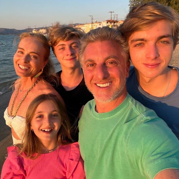 Luciano Huck compartilhou uma foto dos filhos junto com Lionel Messi e deu o que falar.