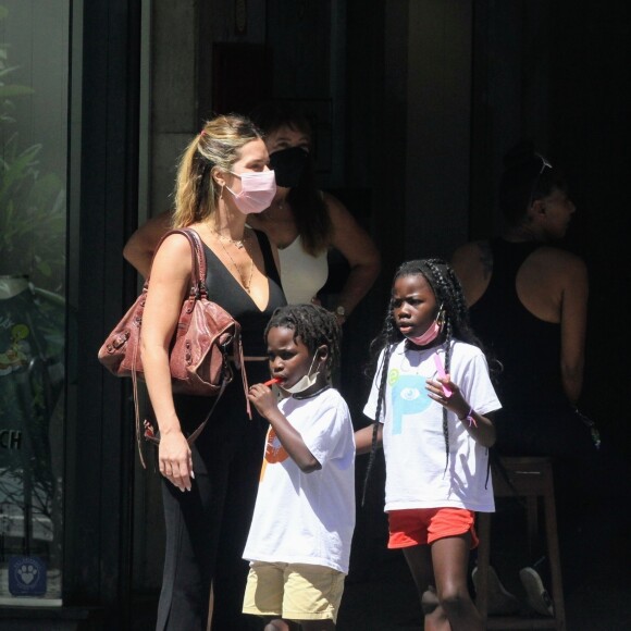 Giovanna Ewbank é mãe de Títi, de 9 anos, e Bless, de 8