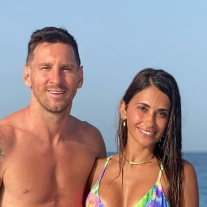 Moda praia de Antonela Roccuzzo é mais colorida: mulher de Messi usou biquíni com tie-dye neon nas férias