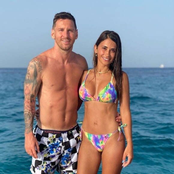 Moda praia de Antonela Roccuzzo é mais colorida: mulher de Messi usou biquíni com tie-dye neon nas férias