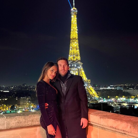 Vestido de veludo com mangas e meia-calça: mulher de Messi, Antonela Rocuzzo usou combinação elegante para momento romântico com o craque