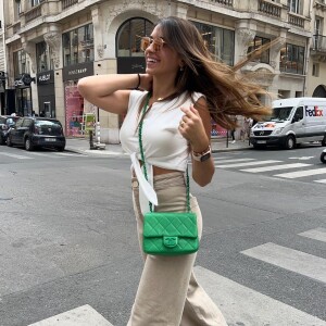 Look básico e estiloso de Antonela Roccuzzo tem calça wide leg, camiseta branca e bolsa colorida