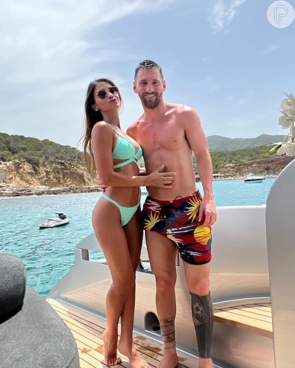 Biquíni verde pastel foi escolha de Antonela Roccuzzo em dia de férias com o marido, Messi
