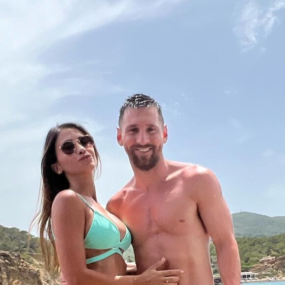 Biquíni verde pastel foi escolha de Antonela Roccuzzo em dia de férias com o marido, Messi