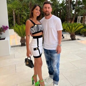 Looks de Antonela Rocuzzo, mulher de Messi, se destacam por acessórios com cores
