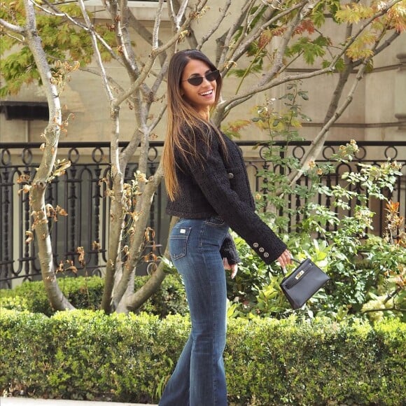 Look elegante com jeans foi aposta de Antonela Roccuzzo: a empresária combinou blazer com calça flare