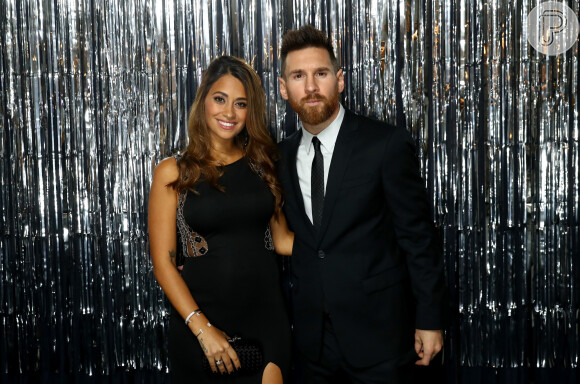 Vestido de festa preto foi escolha de Antonela Roccuzzo para premiação com o marido, Lionel Messi