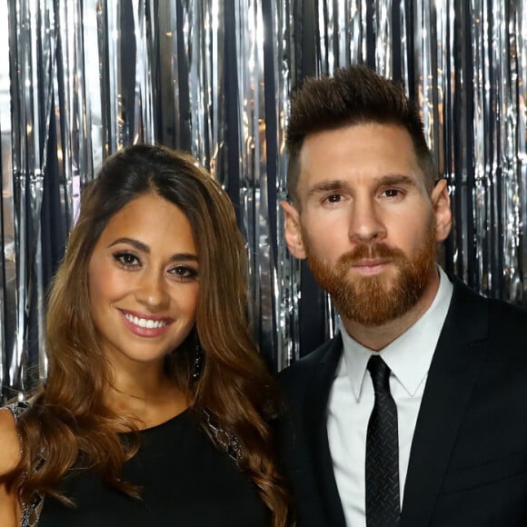 Vestido de festa preto foi escolha de Antonela Roccuzzo para premiação com o marido, Lionel Messi