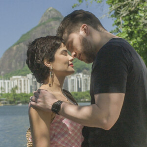 Caíque (Thiago Fragoso) e Leonor (Vanessa Giácomo) se apaixonaram na novela 'Travessia', mas relação chegou ao fim quando o rapaz revelou segredo íntimo