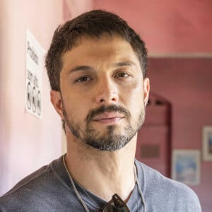 Oto (Romulo Estrela) é direto em conversa com Caique (Thiago Fragoso) a respeito de sua orientação sexual na novela 'Travessia': 'Você... você é gay?'