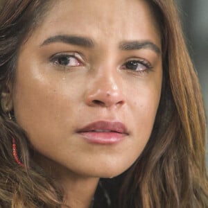 Brisa (Lucy Alves) se enfurece e resolve se vingar de Ari (Chay Suede), na novela 'Travessia' encaminhando a Guerra (Humberto Martins) documentos contra o ex-noivo