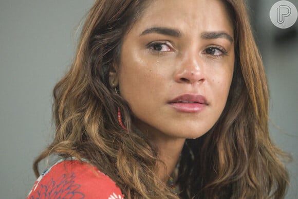 Brisa (Lucy Alves) se enfurece e resolve se vingar de Ari (Chay Suede), na novela 'Travessia' encaminhando a Guerra (Humberto Martins) documentos contra o ex-noivo