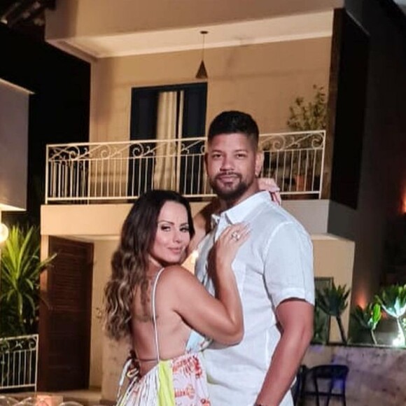 Viviane Araujo passou o Réveillon 2022 na companhia do marido, Guilherme Militão, em uma pousada em Penedo, no Rio de Janeiro 