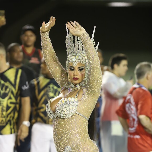 Viviane Araujo roubou a cena no ensaio técnico do Salgueiro na Sapucaí no dia 27 de março