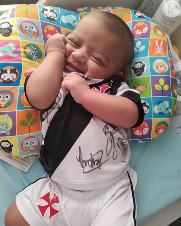 Filho de Viviane Araujo completou 2 meses de vida com uma festa de tema Vasco da Gama