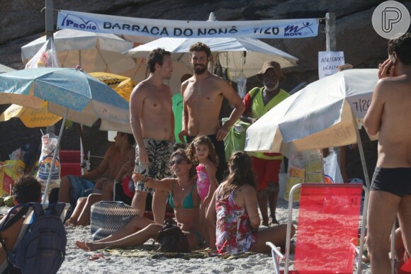 Em dezembro, Grazi Massafera e Cauã Reymond foram flagrados juntos na praia com Sofia