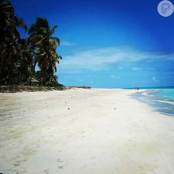 Cauã Reymond compartilhou no Instagram uma foto da praia em que está com Grazi Massafera: 'O paraíso existe e é aqui', escreveu ele