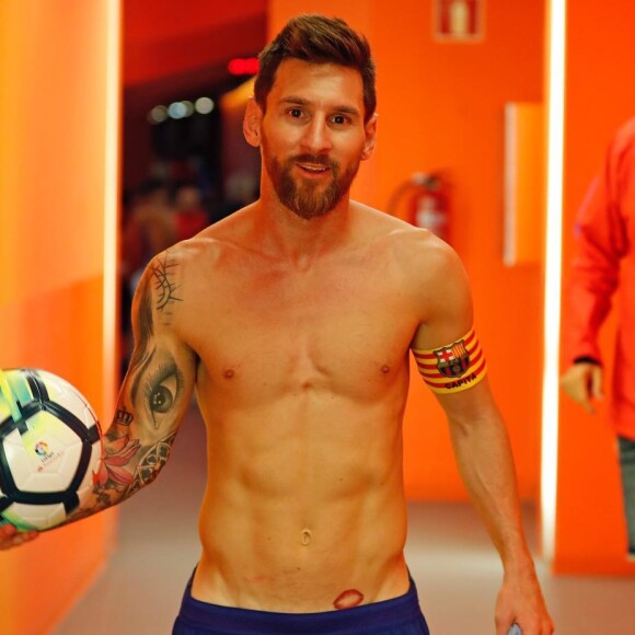 Messi fez tatuagem íntima do beijo de Antonela