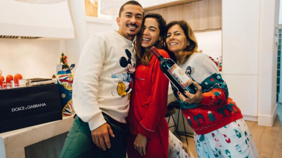 Anitta abre álbum de fotos do Natal com família e amigos nos EUA: 'Impecável'. Confira!