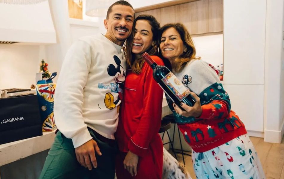 Natal de Anitta: cantora celebra data com família e amigos nos EUA. Fotos da viagem! - Purepeople