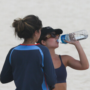 Jade Picon se refrescou com uma garrafa d'água em dia de treino pesado