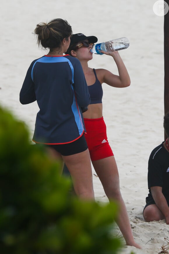 Jade Picon se refrescou com uma garrafa d'água em dia de treino pesado