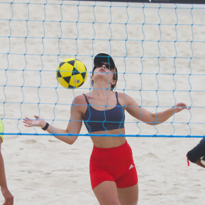 Jade Picon fez um treino de futevôlei na Praia da Barra da Tijuca nesta segunda-feira (26)