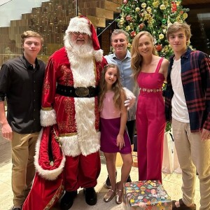 Filha de Luciano Huk e Angélica, Eva deu um abraço no Papai Noel durante festa de Natal