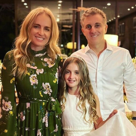 Filha de Luciano Huk e Angélica, Eva posou com os pais em sua primeira comunhão