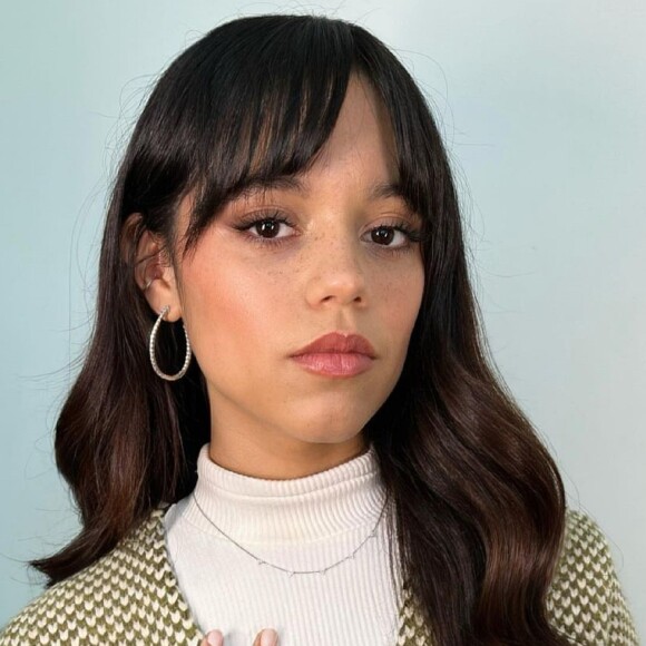 Wandinha, personagem vivida por Jenna Ortega, também foi muito citada nos comentários da foto de Manu Gavassi com novo visual