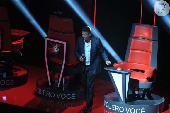 Ronaldo entra no palco do evento ao som de 'Esse Cara Sou Eu', de Roberto Carlos