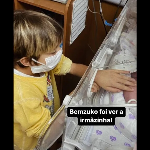 Filhos de Pedro Scooby foram visitar a irmã no hospital