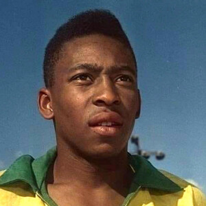 Pelé fez história ao jogar na Vila Belmiro: atleta fez sua estreia profissional aos 15 anos