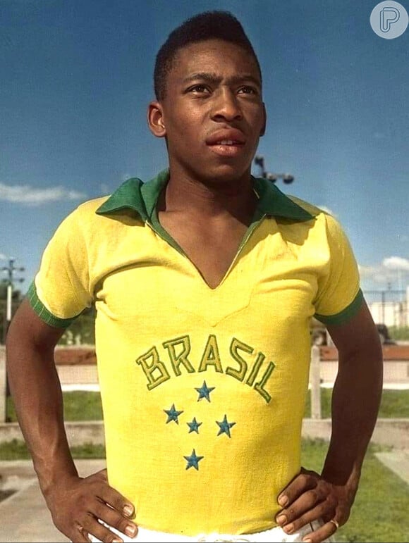 Pelé fez história ao jogar na Vila Belmiro: atleta fez sua estreia profissional aos 15 anos