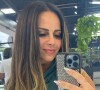 Viviane Araujo pintou o mega hair de loiro