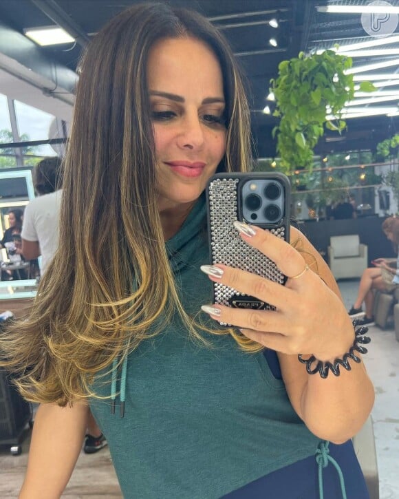 Viviane Araujo pintou o mega hair de loiro
