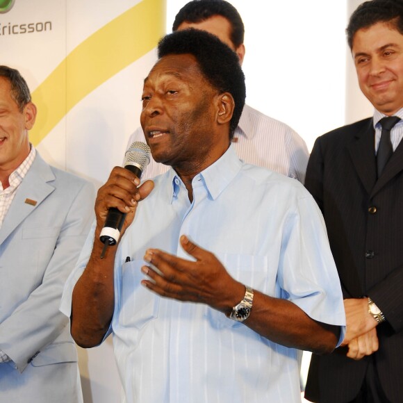 Pelé descobriu um câncer no cólon em 2021