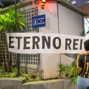 Pelé recebe homenagens na porta do hospital Albert Einstein, em São Paulo