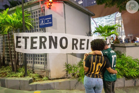 Pelé recebe homenagens na porta do hospital Albert Einstein, em São Paulo