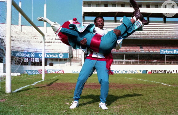 Pelé brinca com Bozo (Luis Ricardo) no estádio da Vila Belmiro em maio de 1987