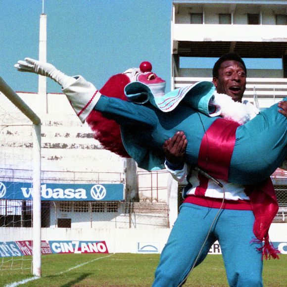 Pelé brinca com Bozo (Luis Ricardo) no estádio da Vila Belmiro em maio de 1987
