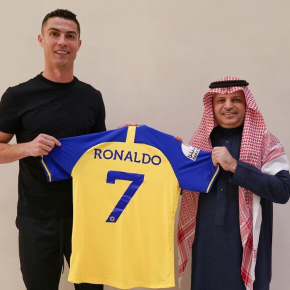 Cristiano Ronaldo foi anunciado oficialmente no Al-Nassr