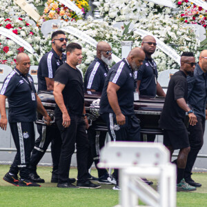 O corpo de Pelé foi carregado para o centro do gramado do estádio do Santos