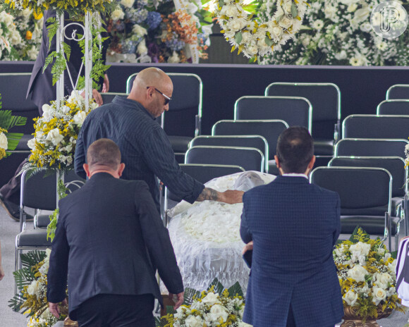 O caixão com o corpo de Pelé foi colocado no centro do gramado da Vila Belmiro