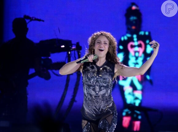 Shakira canta 'Mastigue e engula' em sua mais recente música, considerada indireta para Piqué. Fãs logo associaram os versos ao episódio da geleia