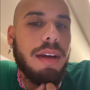 Zé Felipe também raspou a cabeça na live