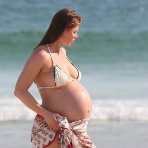 Cintia Dicker exibiu barrigão na reta final da gravidez em dezembro de 2022