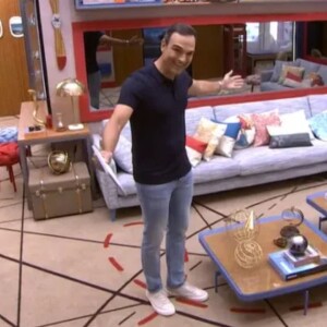 BBB 23: Tadeu Schmidt apresenta nova decoração da sala do reality show