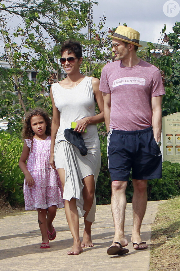 Halle Berry passeia com sua filha, Nahla, e com o noivo, Olivier Martinez, em uma praia do Havaí, em 27 de março de 2013